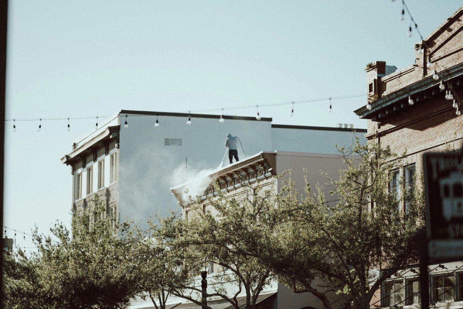 Nettoyage toiture Manosque : démoussage précis et traitement fongicide