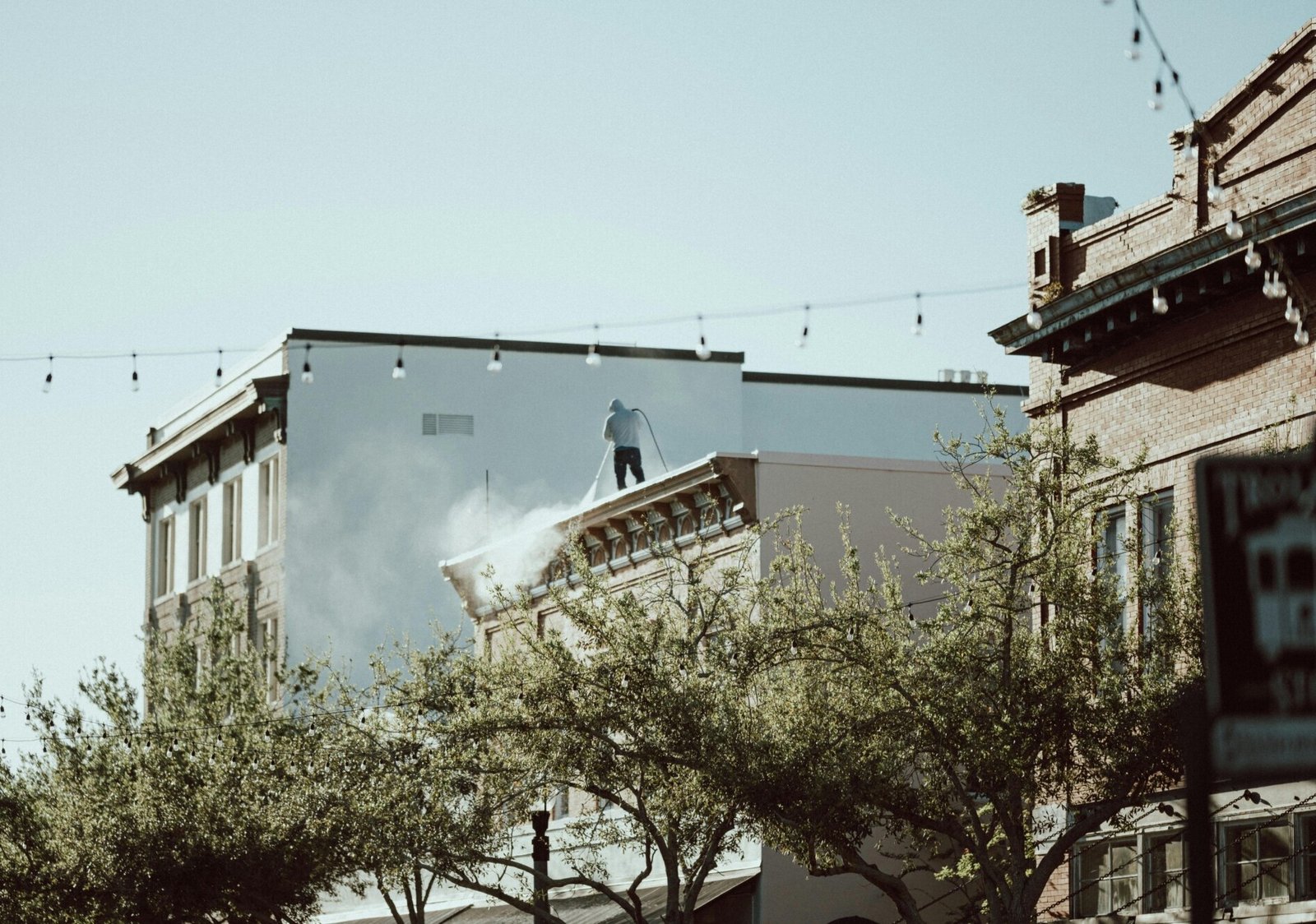 Nettoyage toiture Manosque : démoussage précis et traitement fongicide