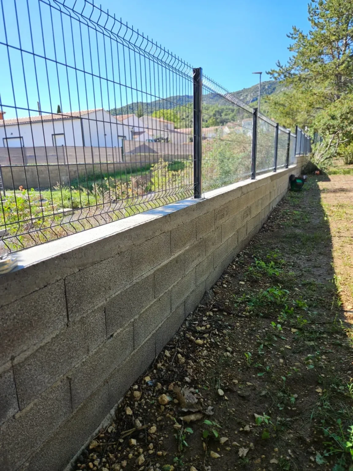 Clôture réalisée par entreprise maçonnerie Manosque pour sécuriser votre terrain