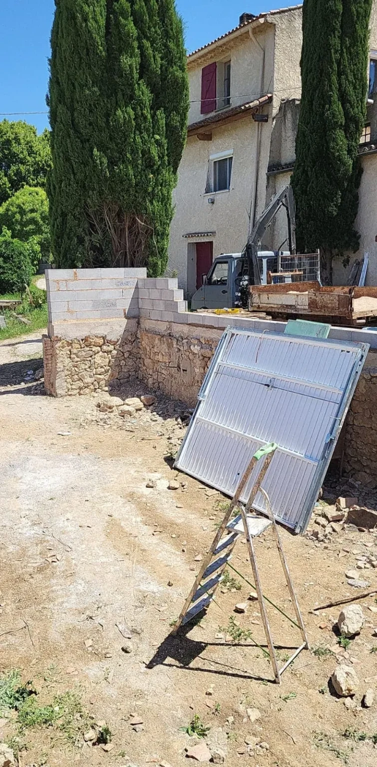 Montage agglo réalisé par entreprise maçonnerie Manosque