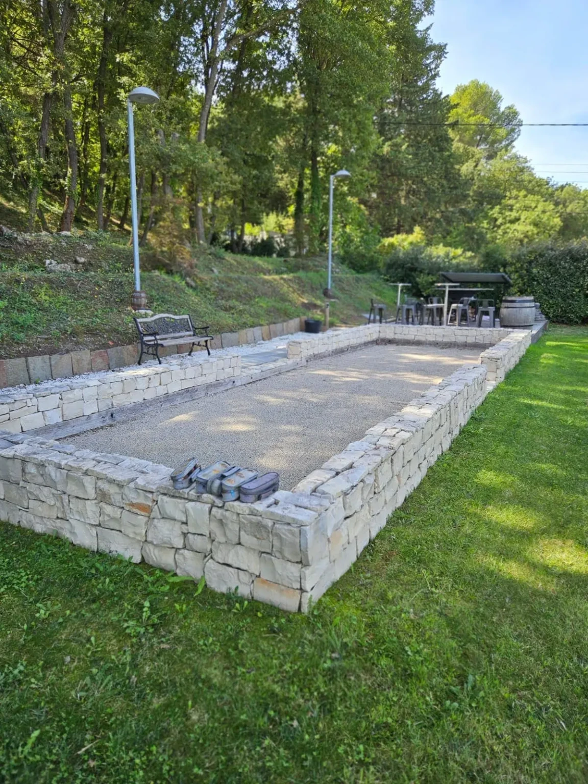 Construction de petits murets par votre entreprise maçonnerie Manosque pour délimiter et embellir vos espaces extérieurs