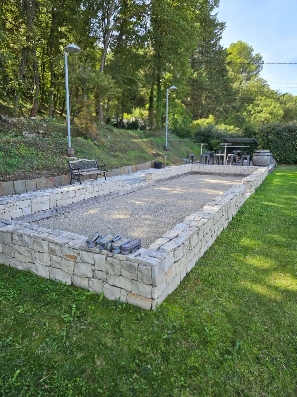 Construction de petits murets par votre entreprise maçonnerie Manosque pour délimiter et embellir vos espaces extérieurs